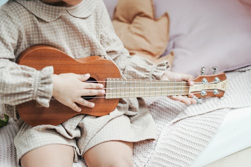 dítě kytara