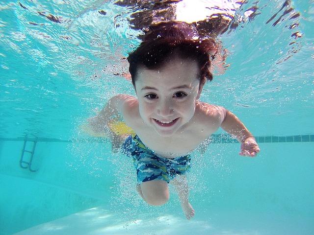 chlapec pod vodou.jpg