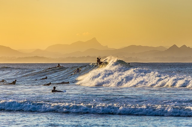 surfaři na vlně