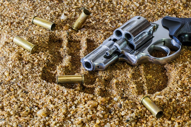 střelná zbraň v písku