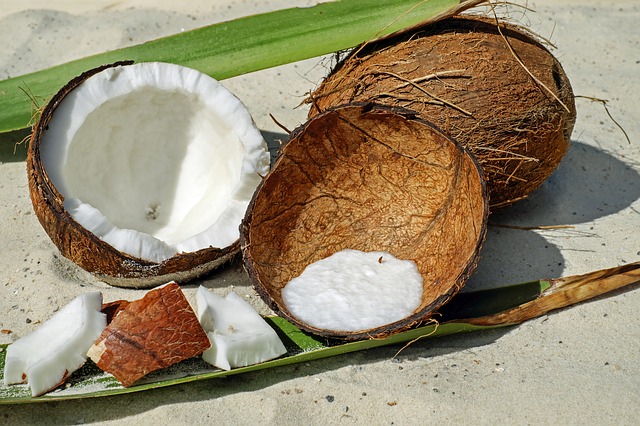 rozbitý kokosový ořech