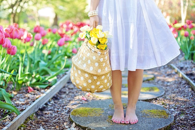dívka na zahradě s tulipány